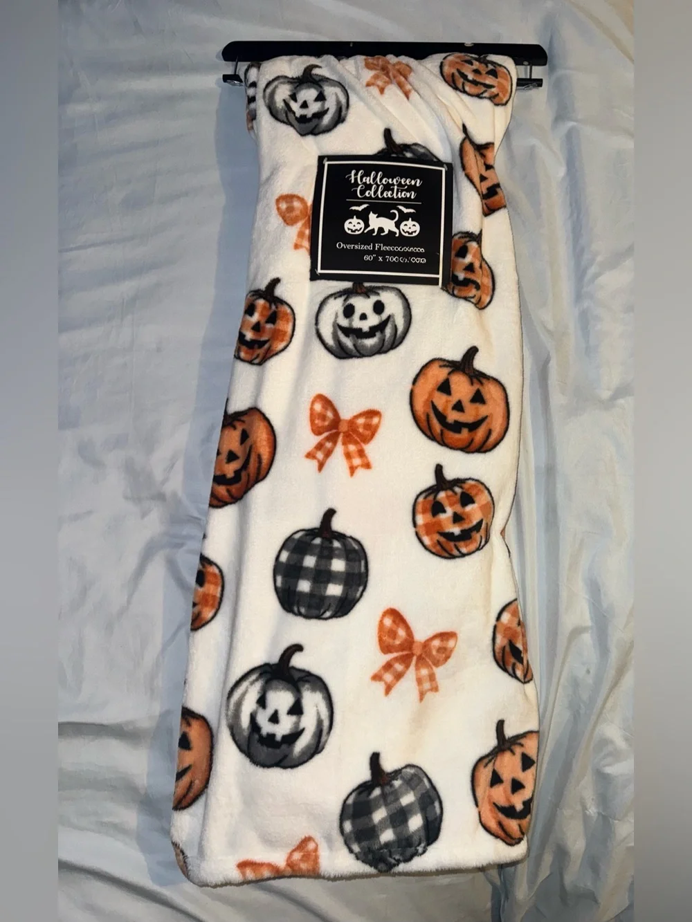 Halloween collection oversized fleece Pumpkin Throw - White & Orange
